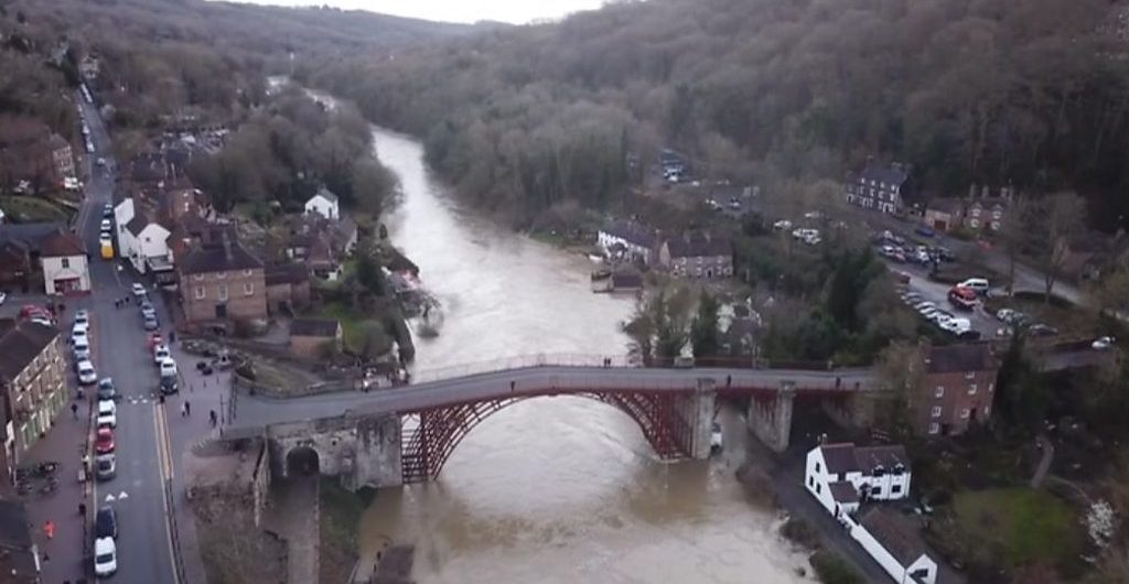 Environment Residents in Bewdley evacuated as flood defences breach