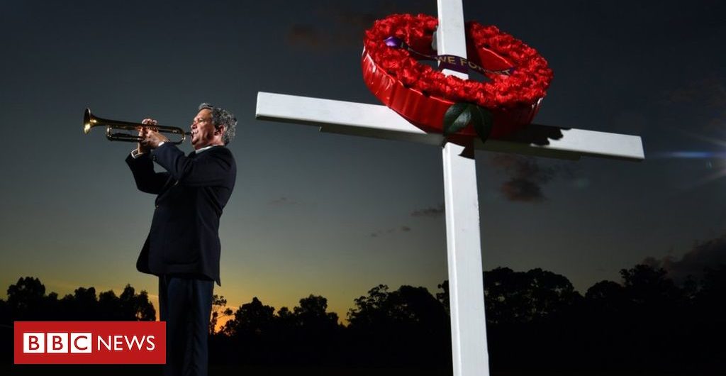 In_pictures Australia and New Zealand mark Anzac Day in driveways