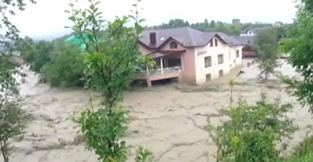 Environment Ukraine floods: Why climate change and logging are blamed